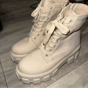 Women's Cream Lace-Up chunky combat  Boots